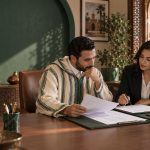 دائن يجهز طلب الأمر بالأداء أمام المحكمة